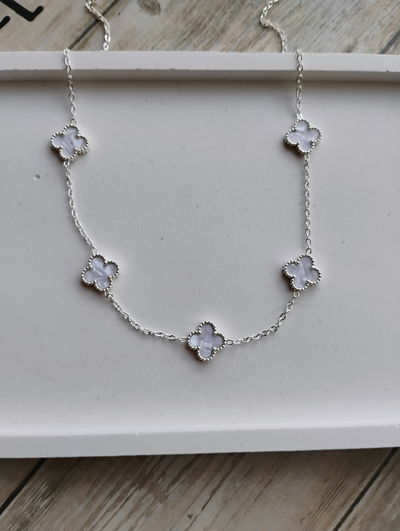 Collar mini trébol blanco 45 cm