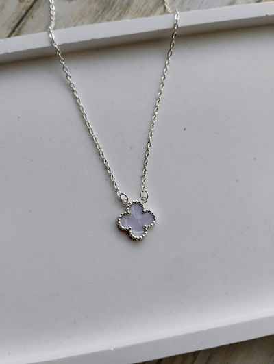 Collar trébol blanco nácar 45 cm