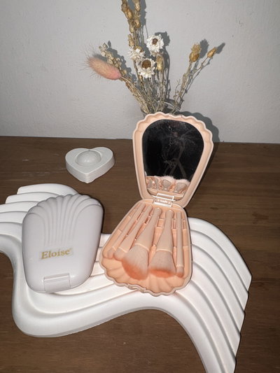 Brocha con estuche y espejo