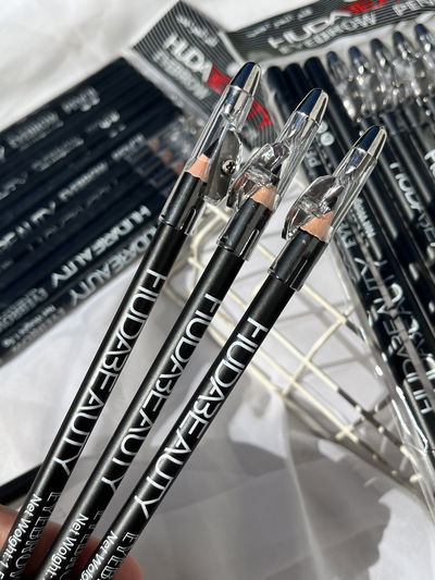 3 delineadores de ojos con sacapuntas