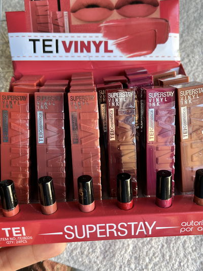 Caja 24 labiales matte vinil tei