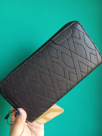 Billetera Amayra negra detalles de costura 