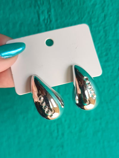 Aros gota grande plateada con strass