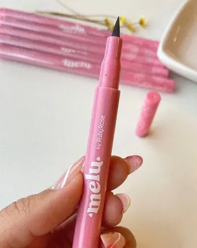 Delineador en fibra Ruby Rose 