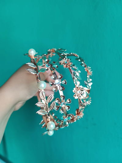Vinchas metálicas doradas con perlas y strass