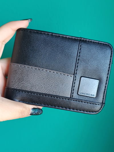 Billetera Unicross negra y gris en caja