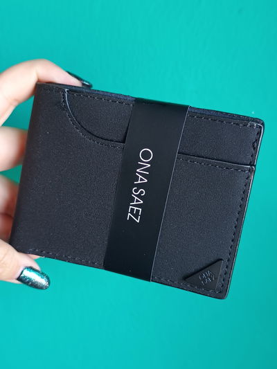 Billetera gamuzada Ona Saenz con caja