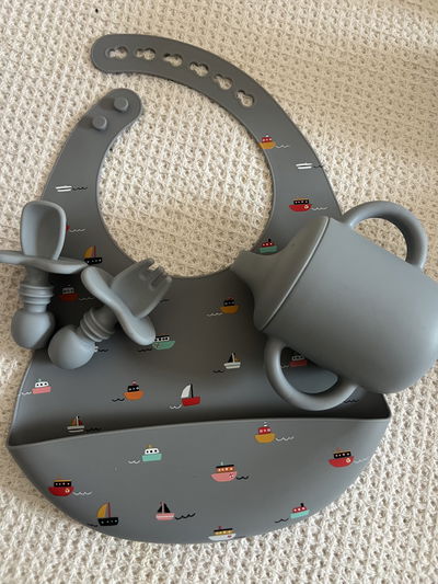 Babero Silicona barcos + vaso + cubiertos 