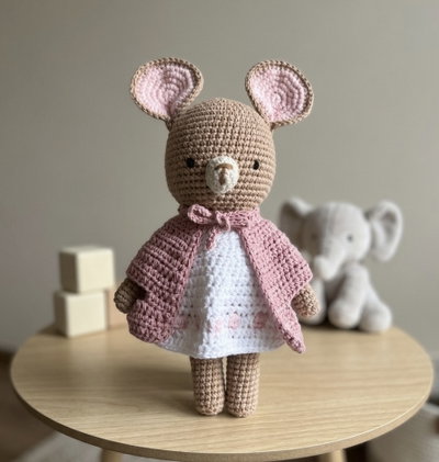 Muñeco tejido - Ratoncita con capa 