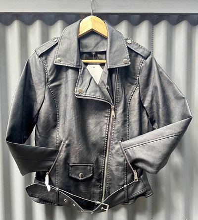 CAMPERA ECOCUERO CON CINTURÓN 