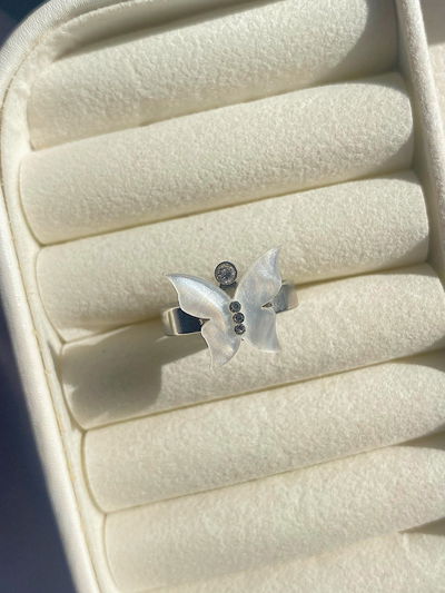 Anillo mariposa: blanco