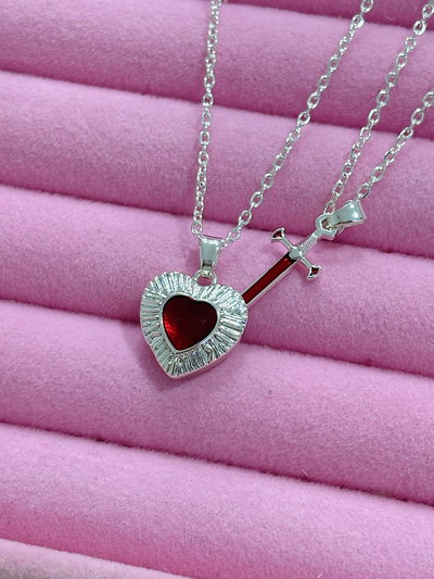 Collar corazón y daga - rojo