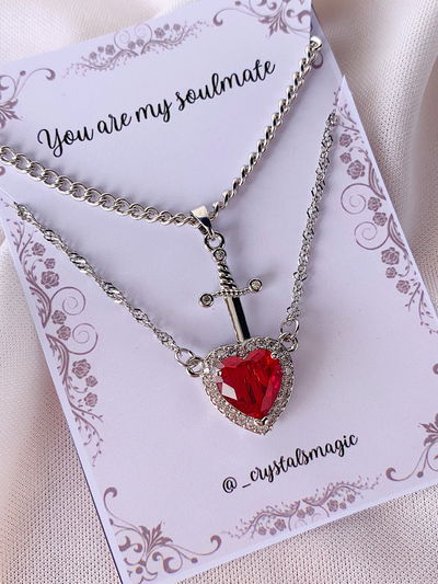 Collar corazón y daga - rojo