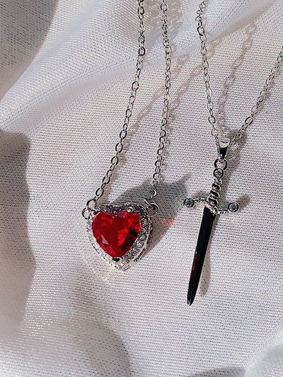 Collar corazón y daga - rojo