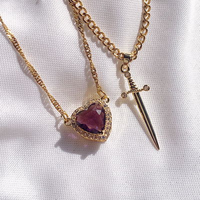 Collar golden corazón y daga - violeta