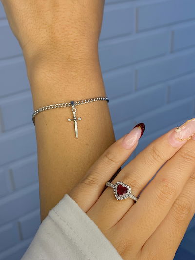 Anillo y pulsera: daga y corazón 