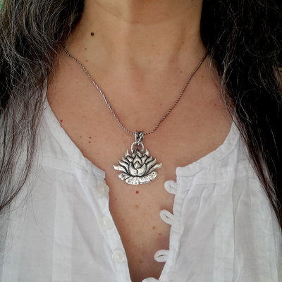Dije Flor de Loto III