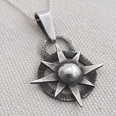 Dije Rosa de los vientos