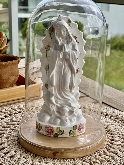 Nuestra Señora de Guadalupe 20 cm CON CÚPULA Y BASE