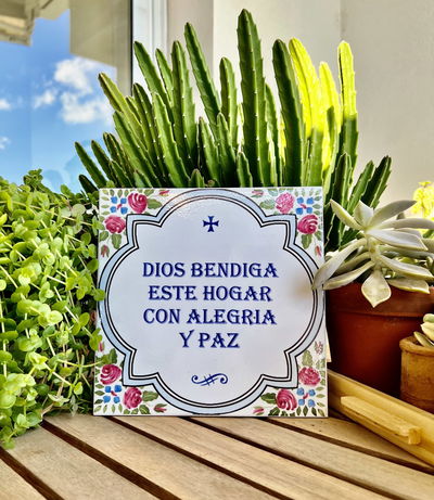 AZULEJO Dios bendiga este hogar con alegría FLORES ROSA
