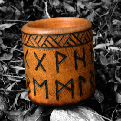 Mate/vaso con runas vikingas