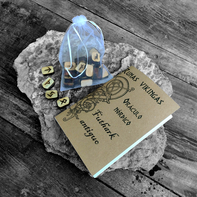 Runas vikingas futhark antiguo de pino