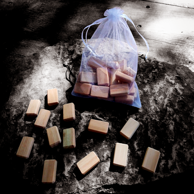 Runas en blanco de madera