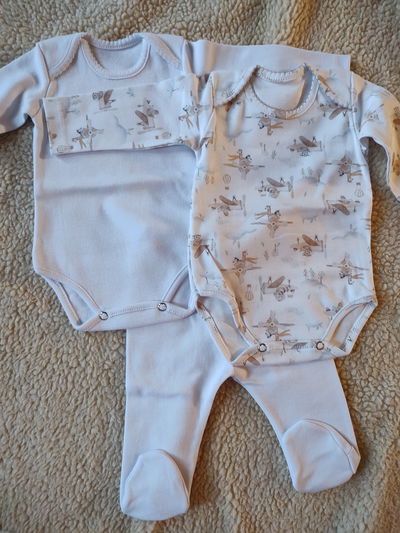 Body Santino, con body y ranita de Interlock blanco