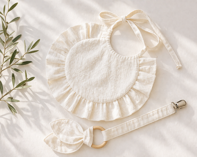 Set Babero y Portachupete Beige
