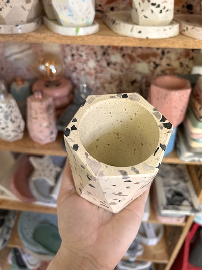 Maceta facetada chica en terrazzo 🎨 últimas unidades