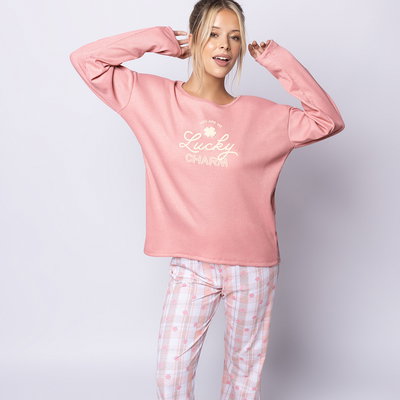 Pijama remera brillante y pantalón largo estampado 