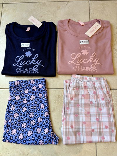 Pijama remera brillante y pantalón largo estampado 