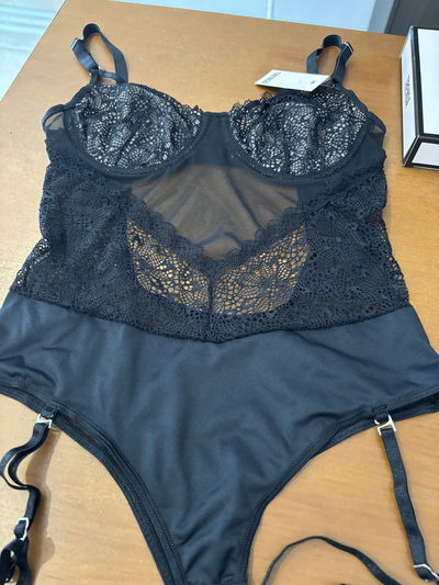 Body con aro con puntilla, tul y microfibra y liguero desmontable "Trenda"