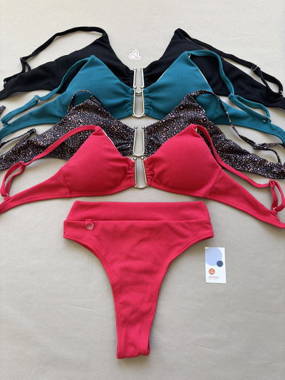 Bikini con avío metálico y colaless tiro alto París