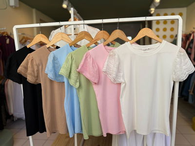 Remera de algodón con manga broderí 