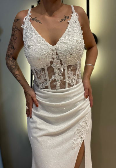 Vestido Blanco con Cuerpo de Encaje y Falda con Tajo