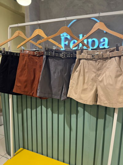 Short gabardina con cinto 