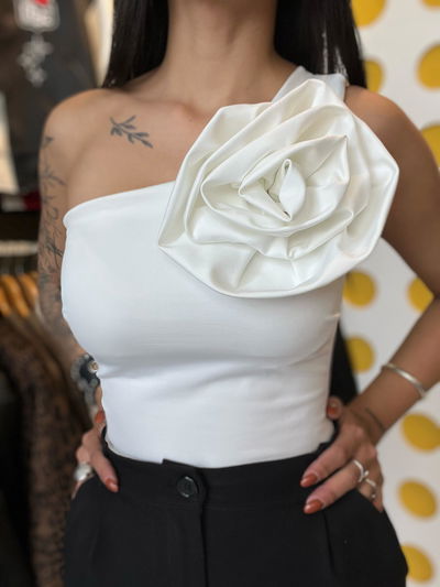 Body con rosa en el hombro 