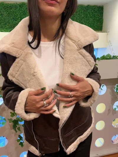 Campera gamulan con piel y cierre al costado
