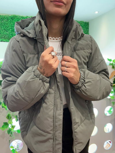 Campera puffer engomada con piel