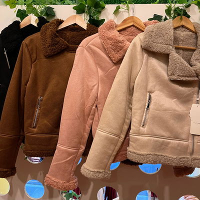 Campera Gamulan con corderito y cierre al costado 