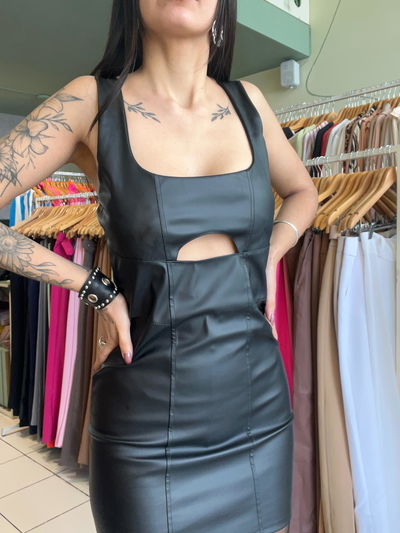 Vestido eco cuero con abertura 