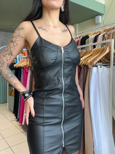 Vestido corto eco cuero con cierre 