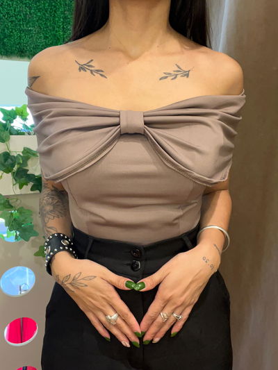 Body cuello bote con moño 