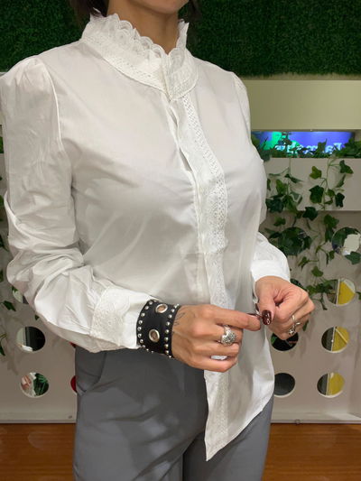 Camisa con detalle broderie 