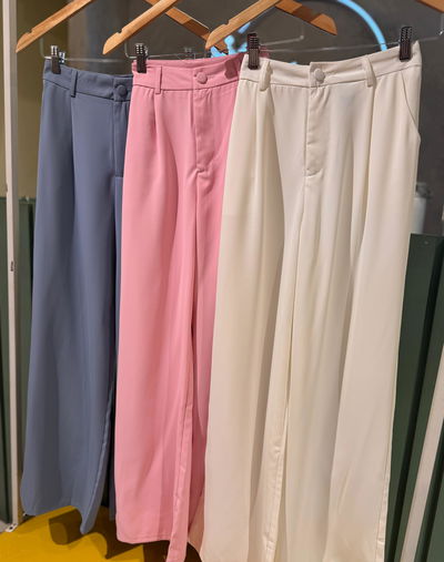 Pantalón tela liviana recto boton forrado