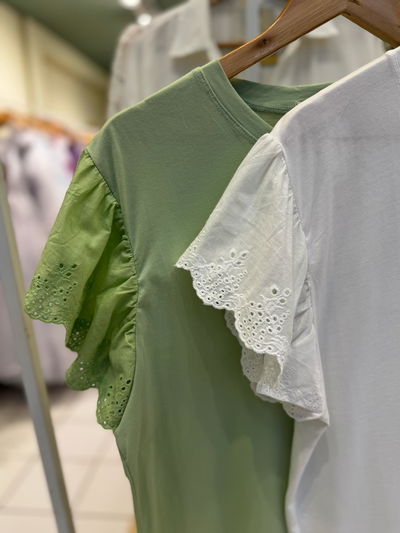 Remera de algodón con manga broderie 