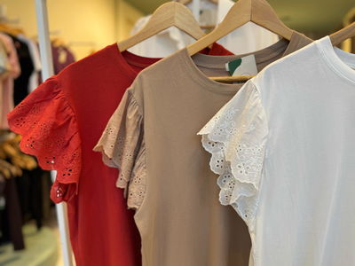 Remera de algodón con manga broderie