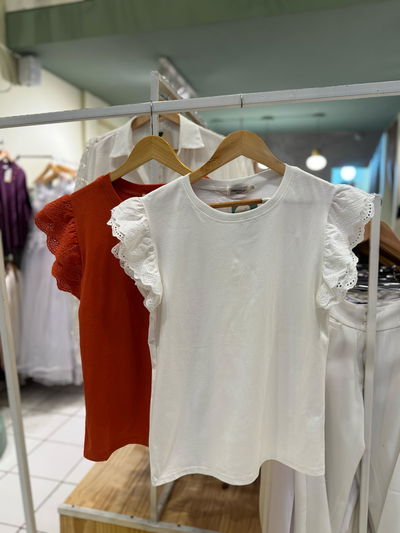 Remera de algodón, mangas con volados en broderie 