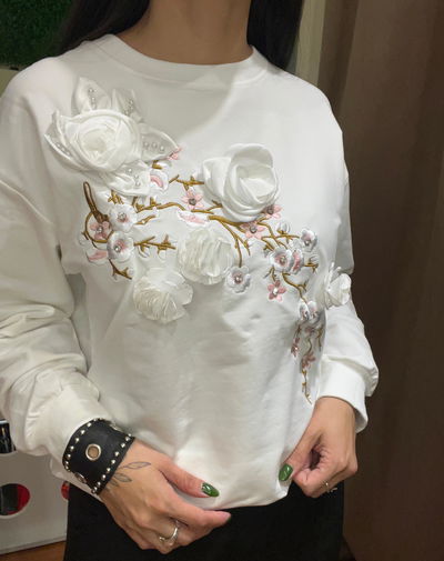 Sweter de algodón con flores bordadas
